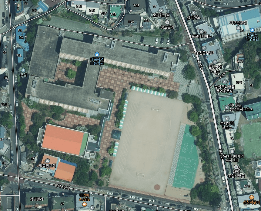 AI generated: There is a solar power plant on the roof of an elementary school, and children are running and playi...