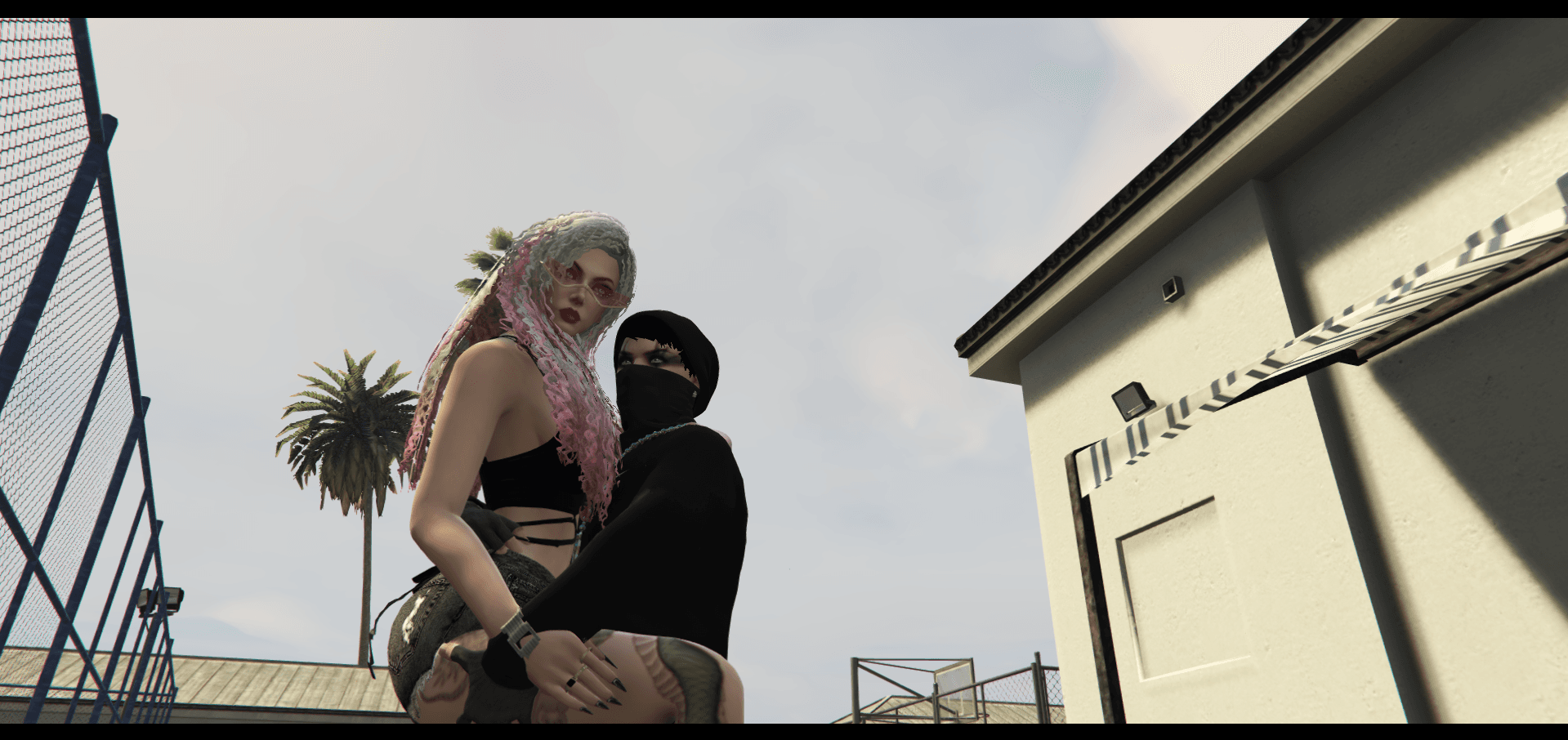 AI generated: kıvırcık saçlı kız onu kucaklayan maskeli sevgilisi