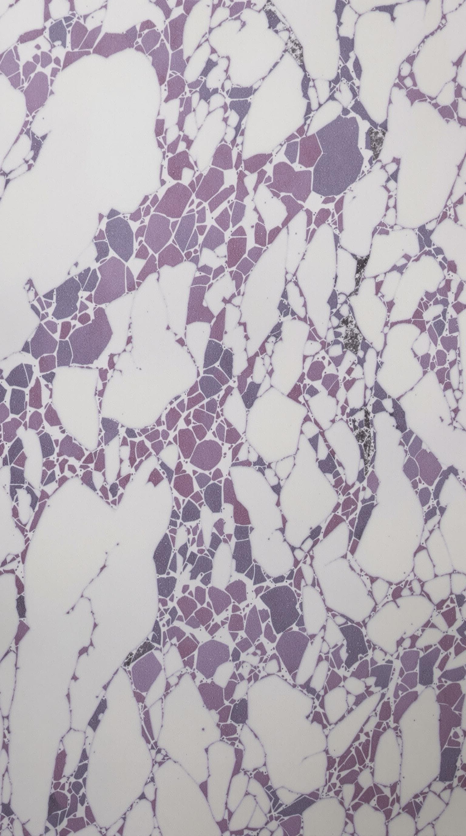 AI generated: 6. **Heller Marmor mit violetten Streifen und Löwenzahn-Designs eingraviert.**  


  


