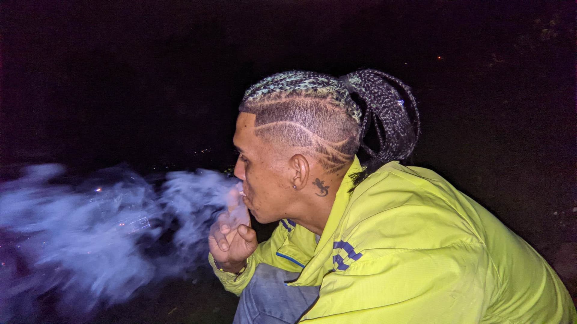 AI generated: un man fumando con fondo de galaxia y mucho humo