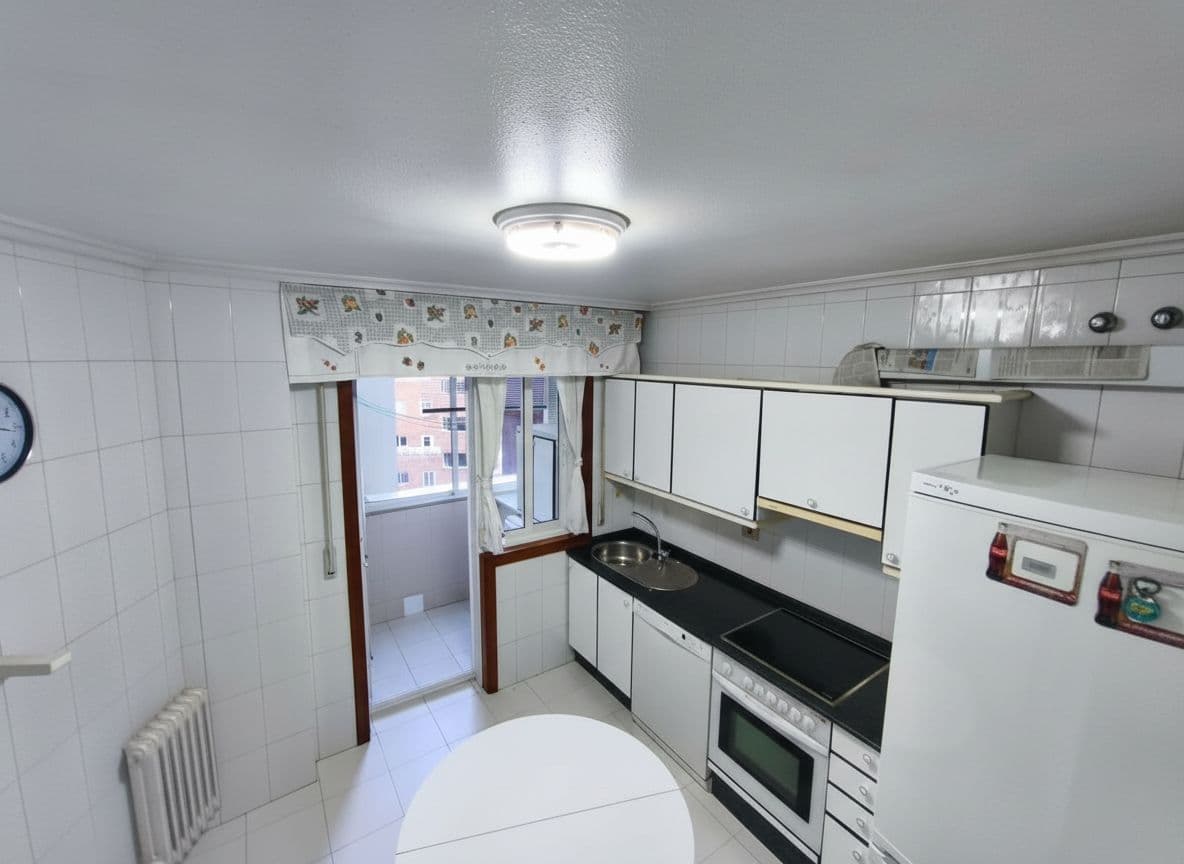 AI generated: Basándote en la foto que te adjunto de mi cocina, tomada desde el recibidor (por lo que el lavadero ...