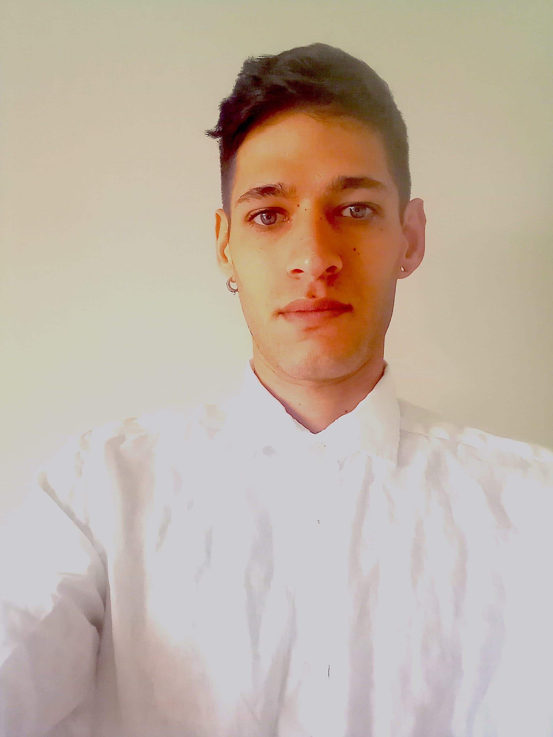 AI generated: Prompt:
"Tomando como referencia la imagen subida, generar una versión mejorada con un retrato hipe...