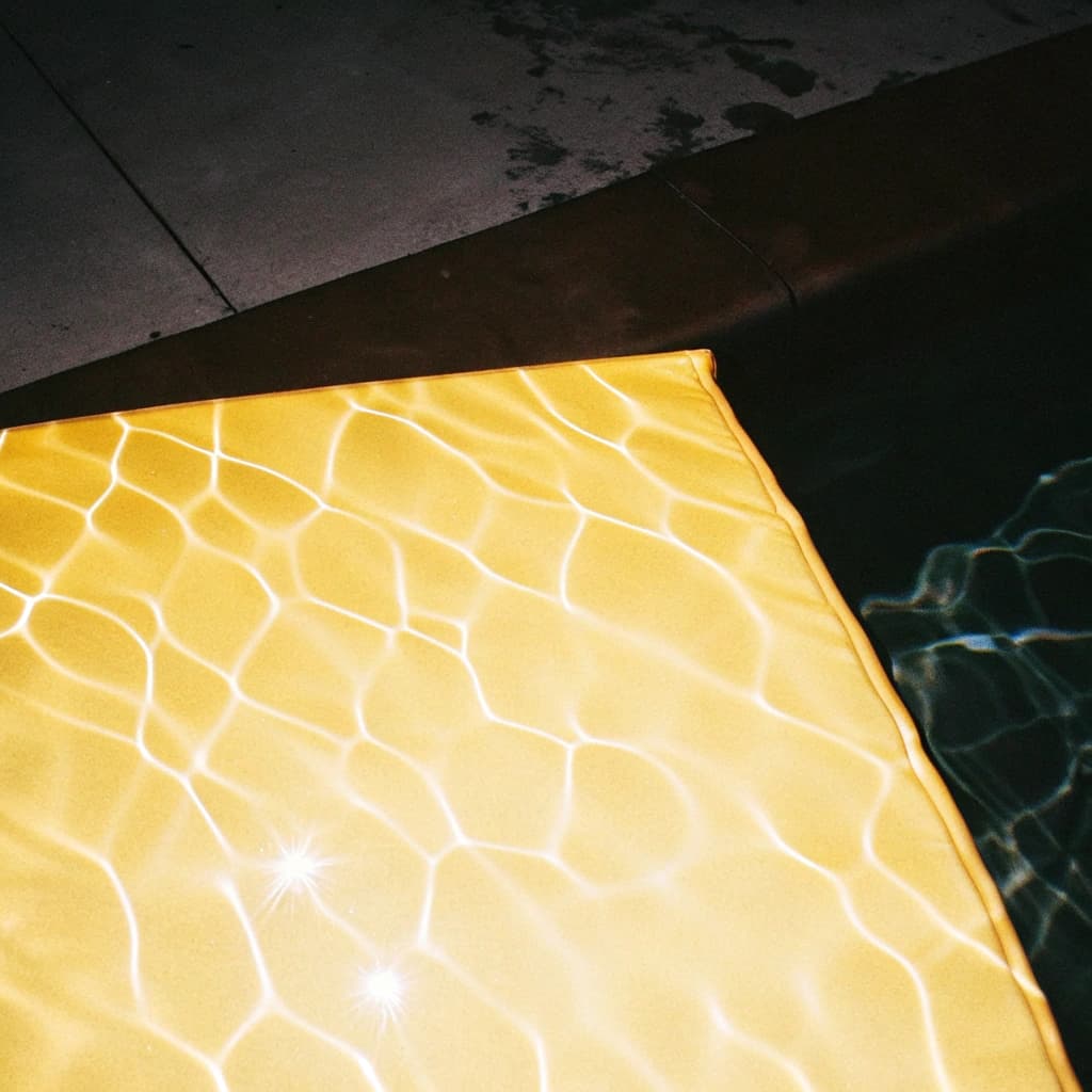 AI generated: SMOOVE GOLD LIQUID, OBERFLÄCHE, LIGHT REFLECTION,
DRAUFSICHT, PATTERN