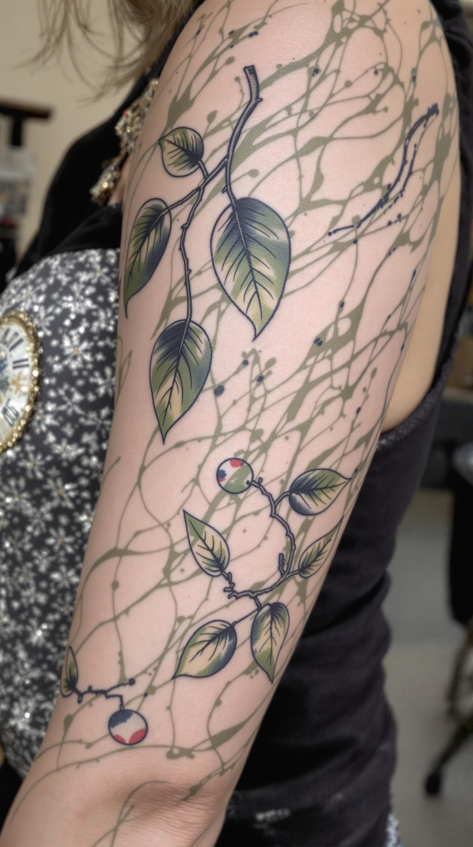 AI generated: 7. **Weißer Marmor mit grünen Linien und Eichenblättern als Tattoo.**  



  


