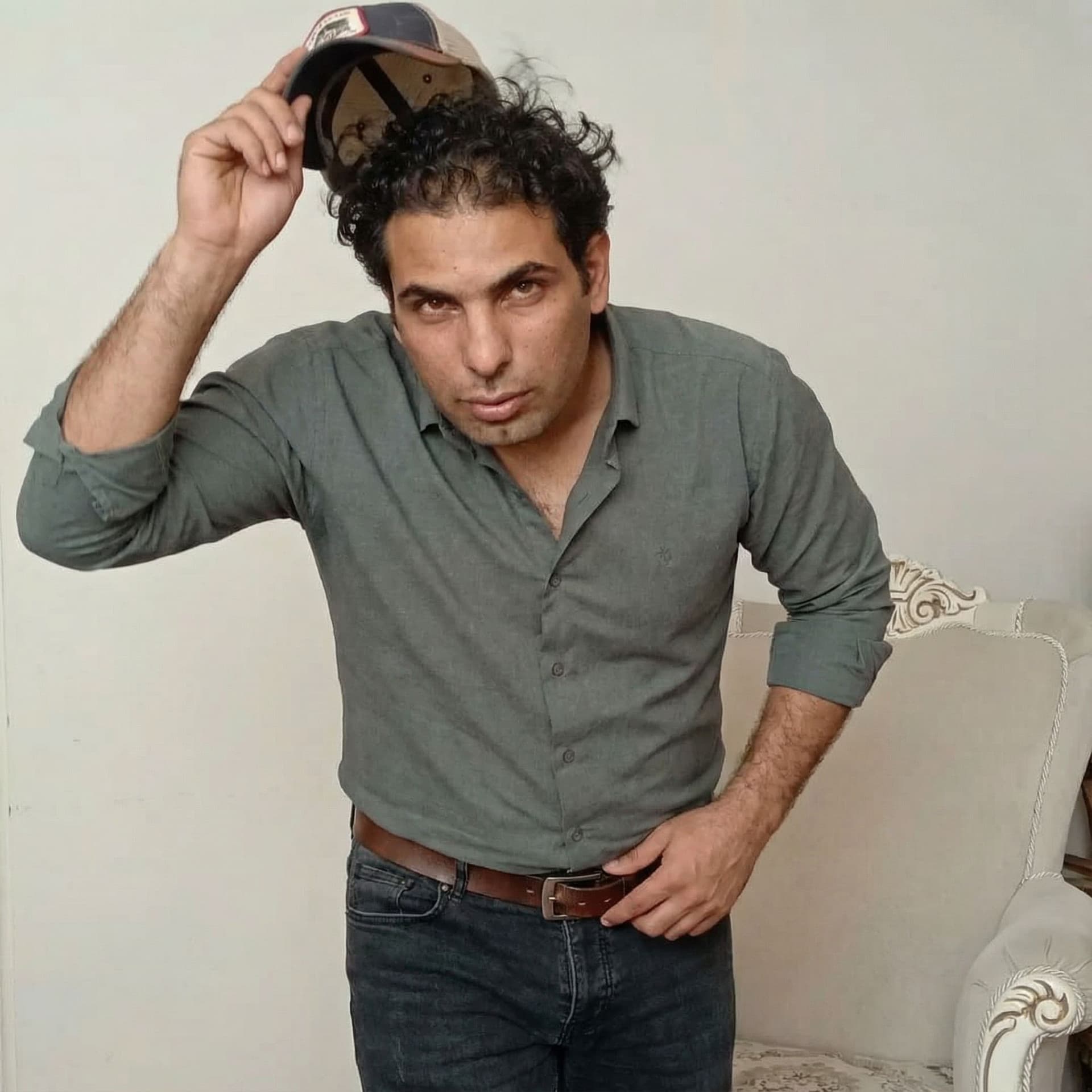 AI generated: il arrache sa casquette. Il s'avance vers la camera en défaisant sa ceinture