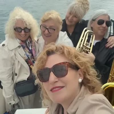AI generated video: que cada una este tocando un instrumento musical