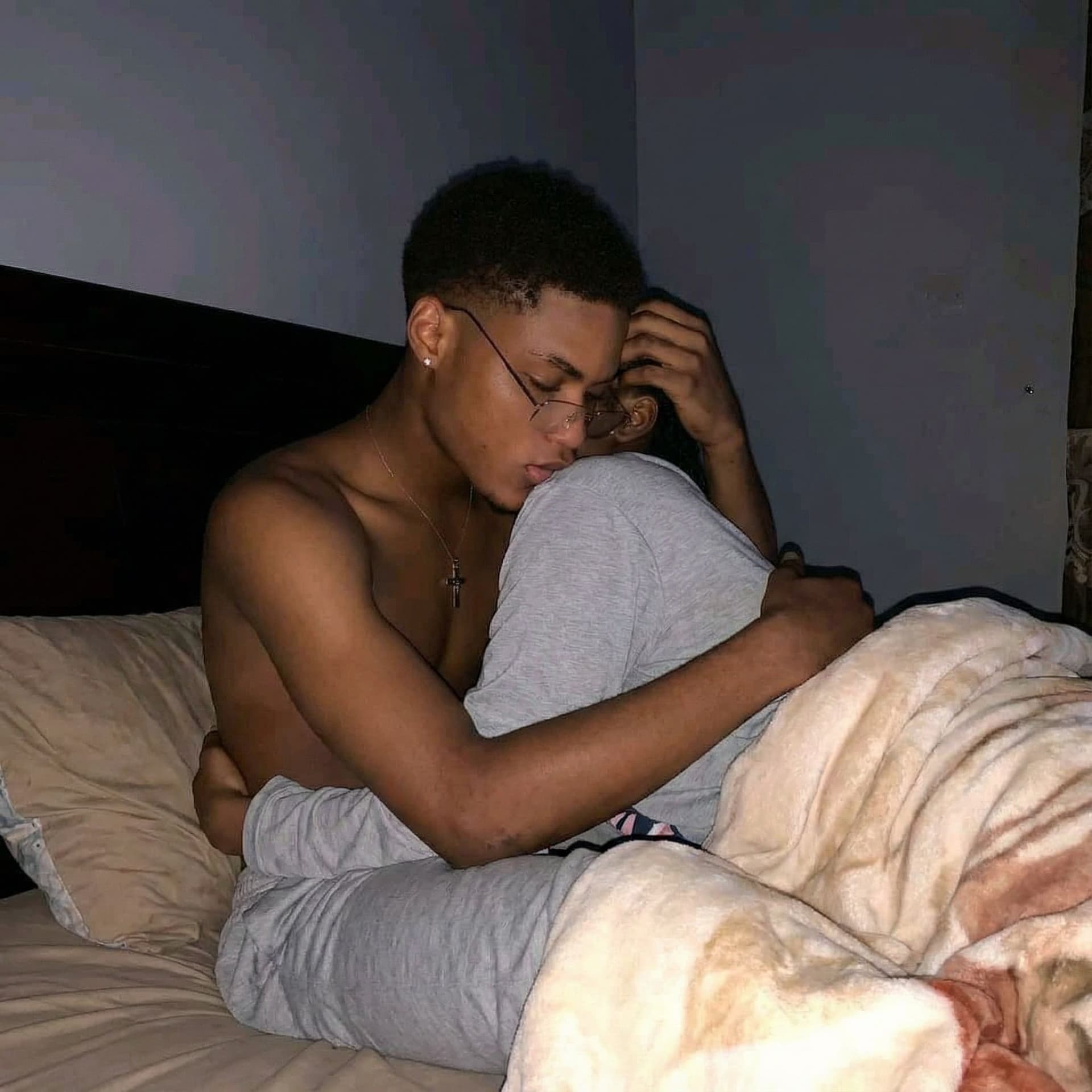 AI generated: moi entrain de me faire pénétrer par un jeune black gzy sur le lit
