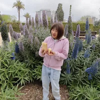 AI generated video: Que empiece a comer las flores que hay alrededor 