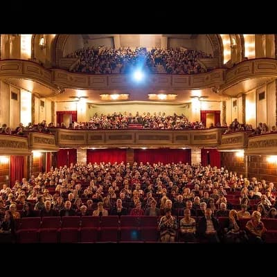 AI generated video: para de una sesion de cine con oscuridad y haz de luz de proyector a finalizar con la imagen de la f...