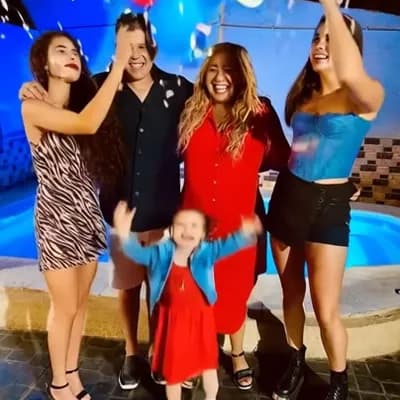 AI generated video: familia con lluvia de globos
