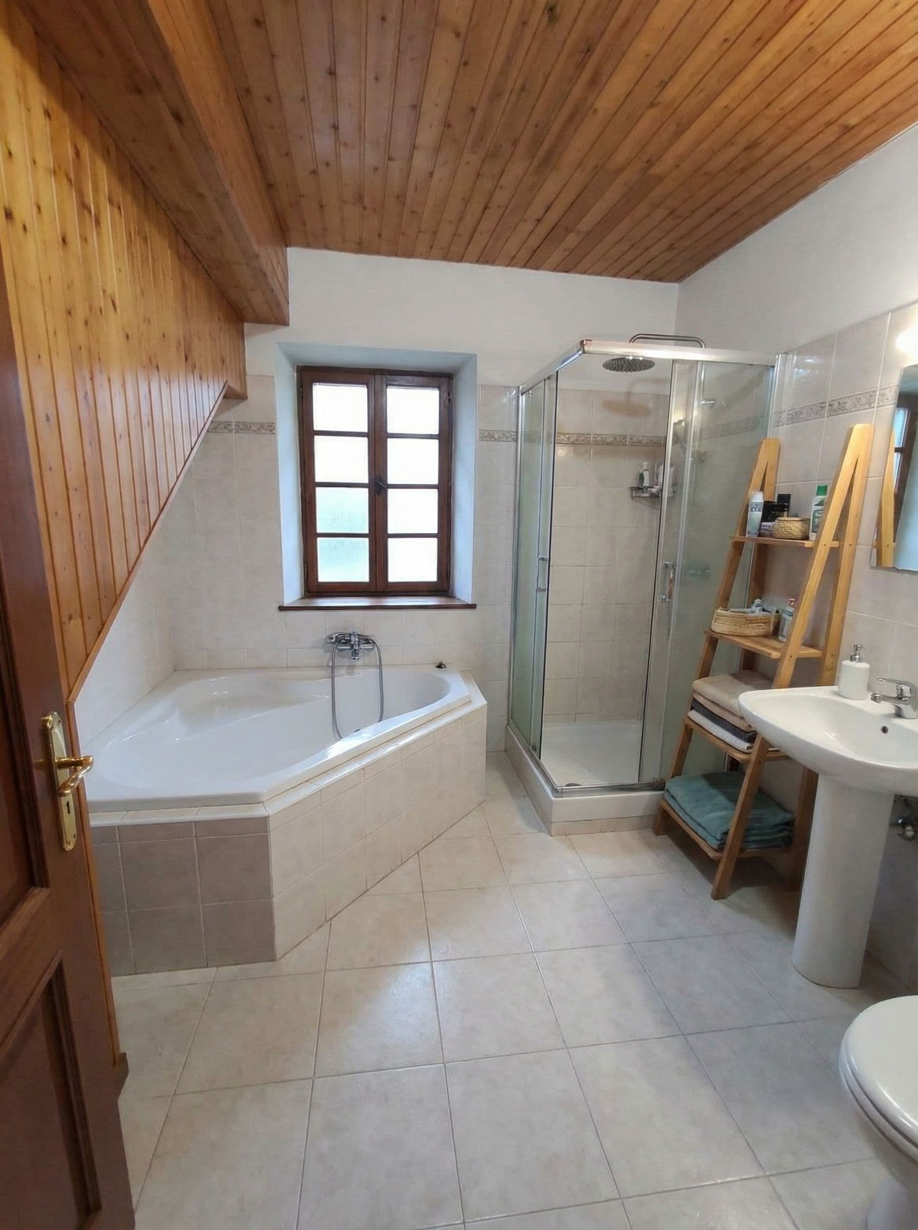 AI generated: convierte esta habitacion en un bano.
 el bano tiene que tener banera y ducha
