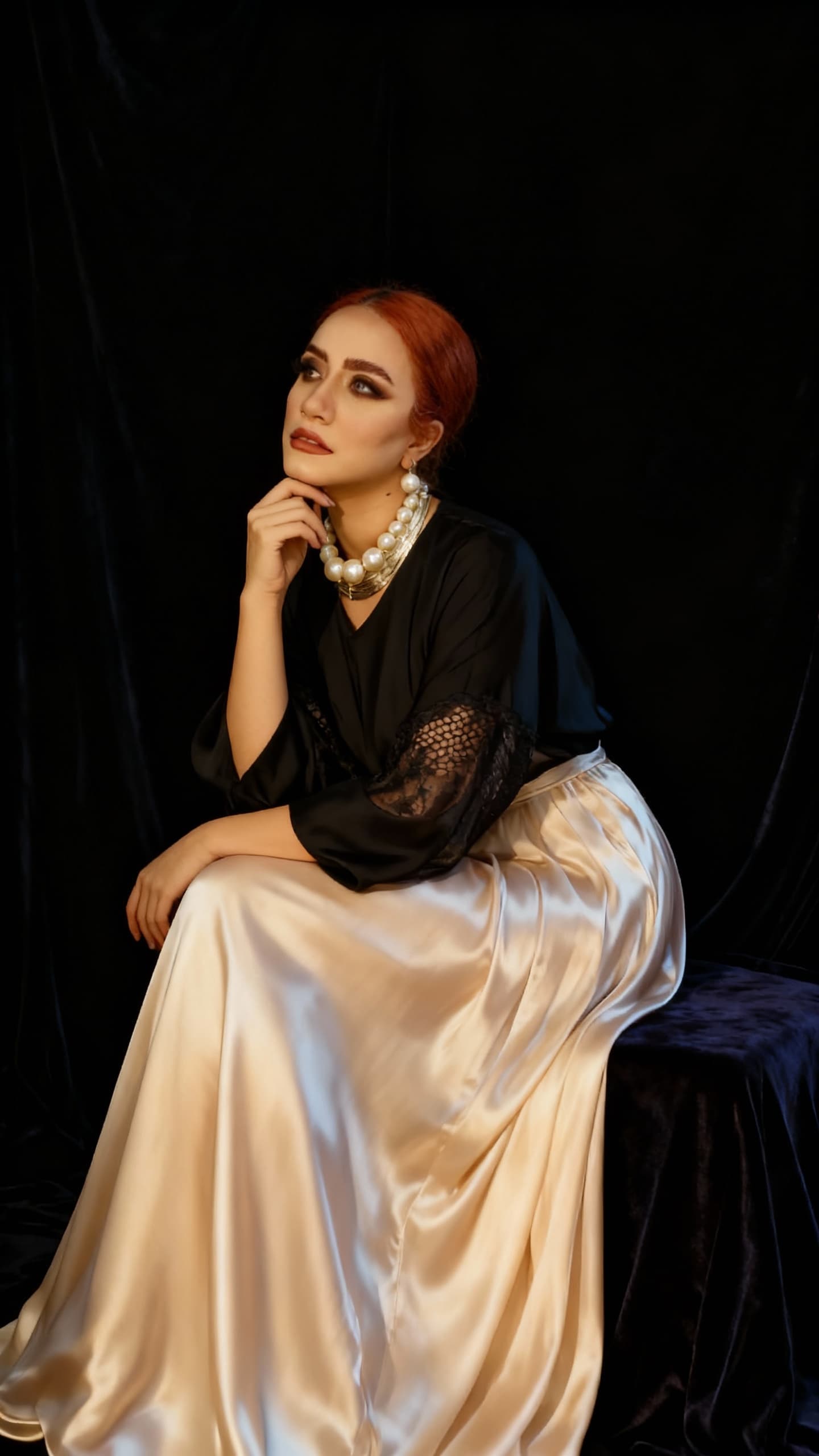 AI generated: Uma mulher em um vestido de seda longo e fluido, com um colar de pérolas, posando contra um fundo de...