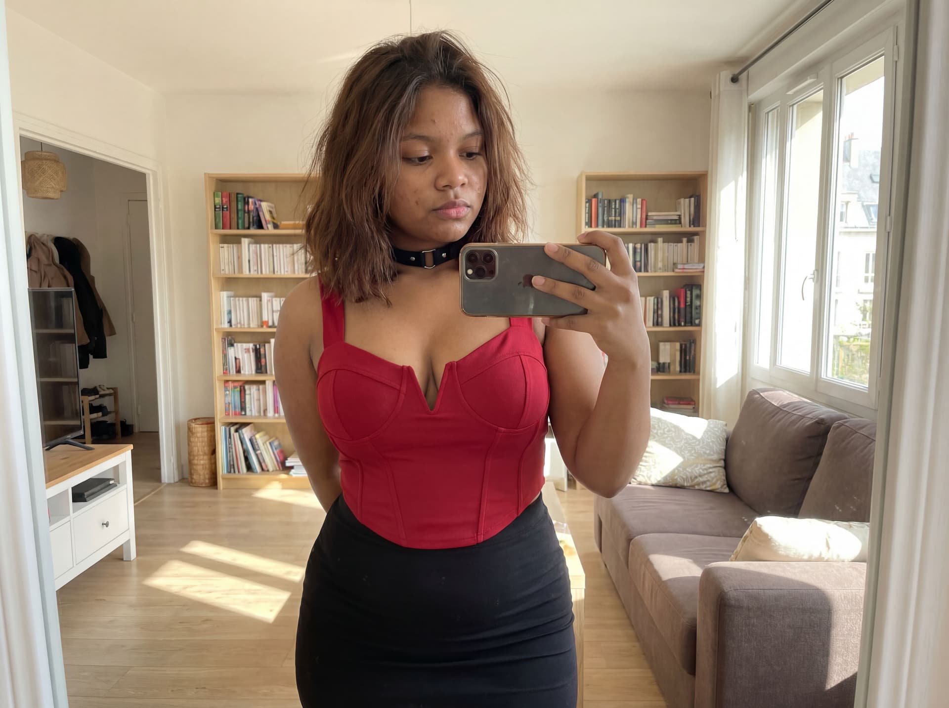 AI generated: Une photo, d'une femme de 18 ans avec des formes ,, a picture, , , dans son salon , la photo est pri...