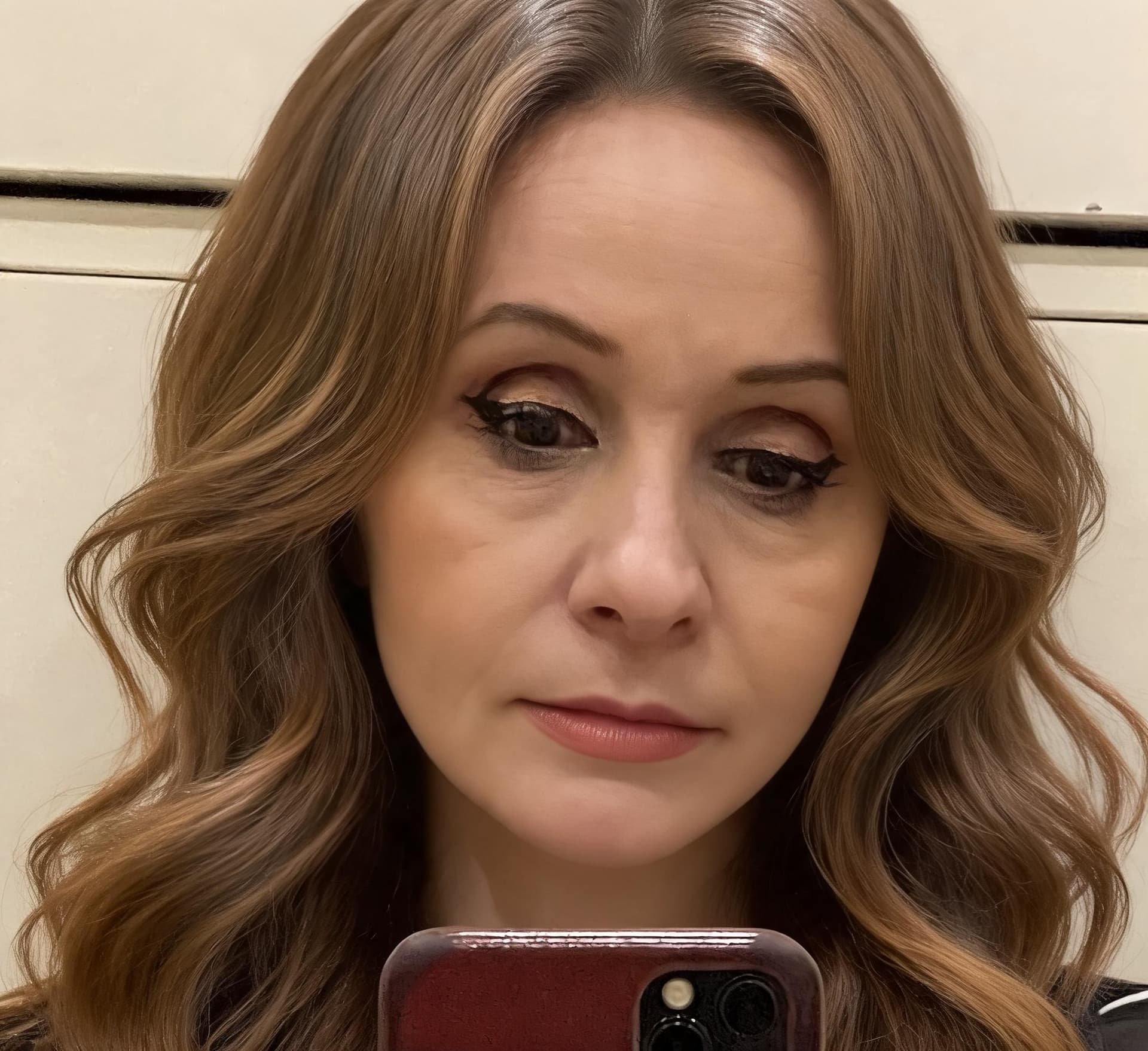 AI generated: mach mein gesicht hübscher attraktiver und anziehender und verbessere meine frisur