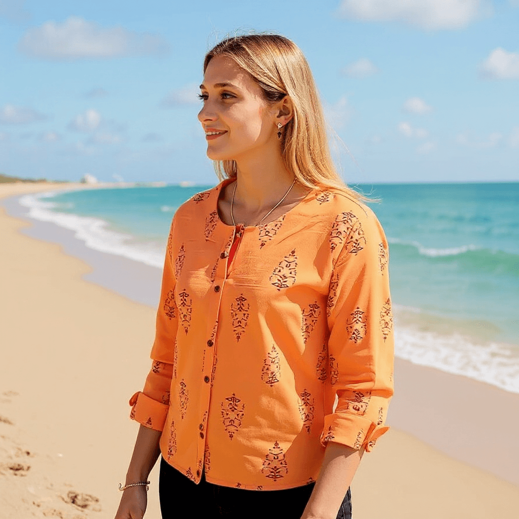 AI generated: jongen vrouw, op strand met bellychain, , blond goed fit lichaam, looking away turn around.