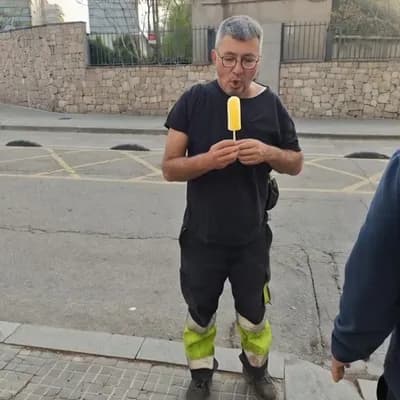 AI generated video: Que acelere a gran velocidad deje fueron en el camino y desaparezca en un destello
