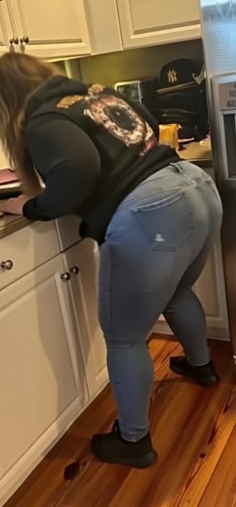 AI generated video: Woman bending down, twerking in jeans