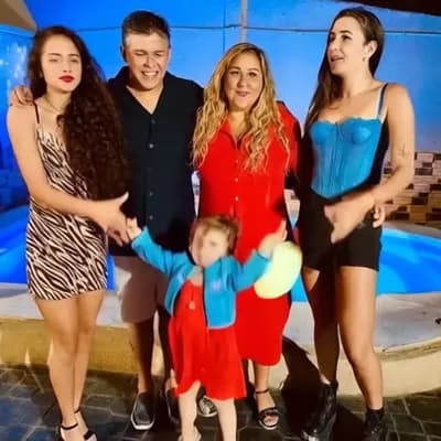 AI generated video: familia con lluvia de globos
