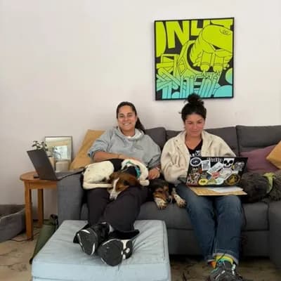 AI generated video: # Vídeo · Las perritas rescatadas · Anceu Coliving

> Dos perritas hound (blanco, negro y marrón) re...