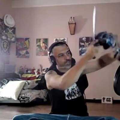 AI generated video: que este acuchillando juegos y tirándolos para atrás
