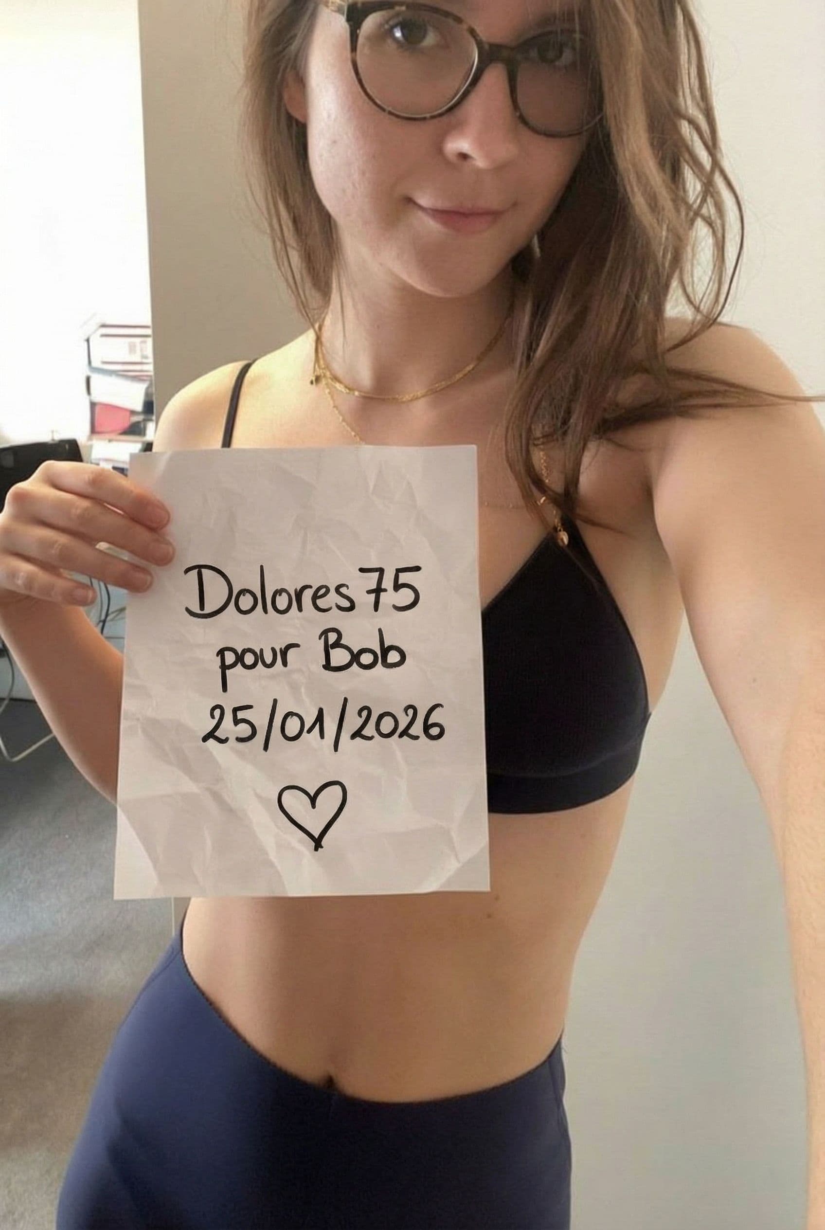 AI generated: Change le texte qui est écrit sur la feuille de papier par "Dolores75 pour Bob 25/01/2026"
Rend l'éc...