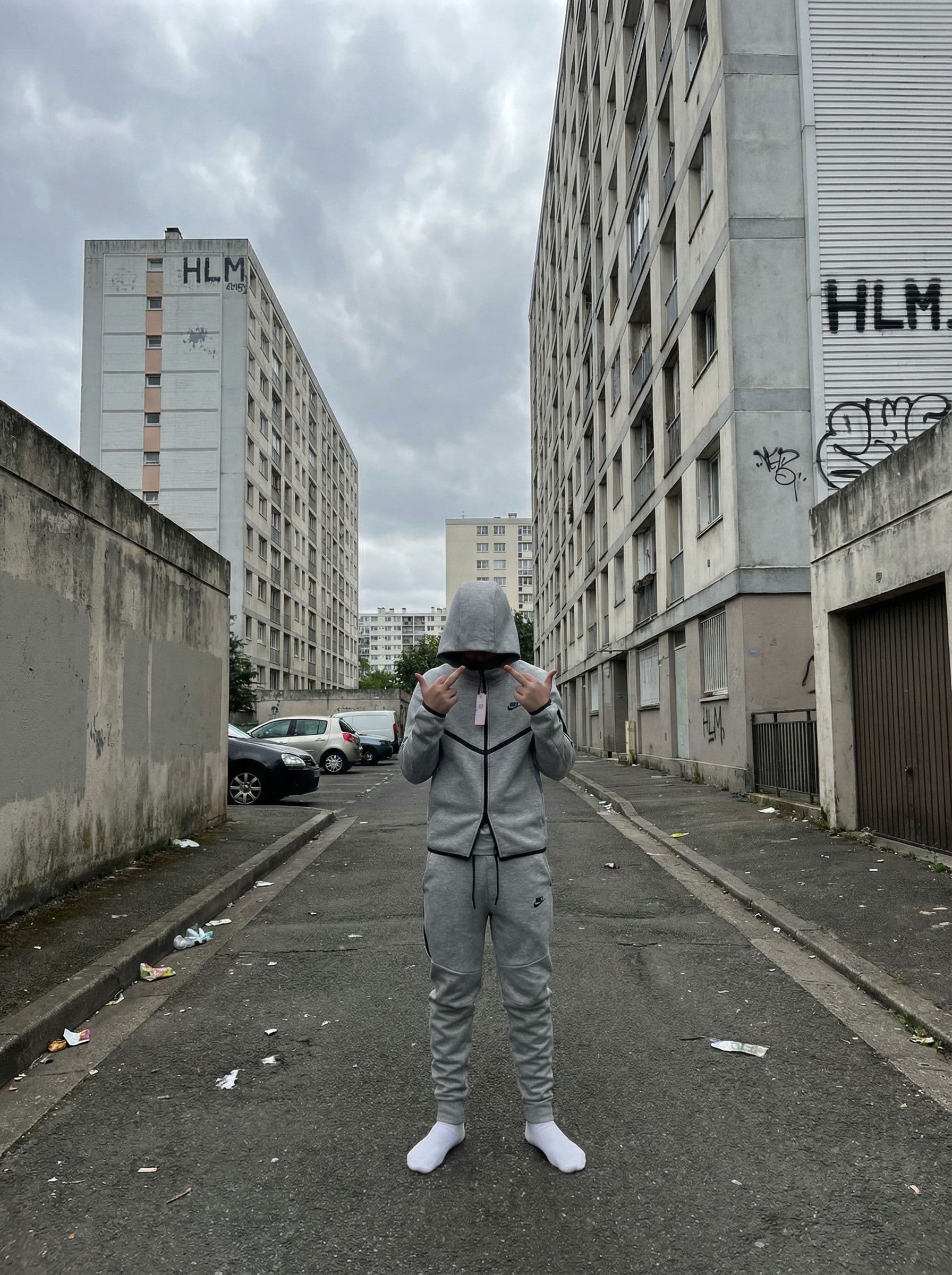 AI generated: pon a esta persona en el extraradio de Paris