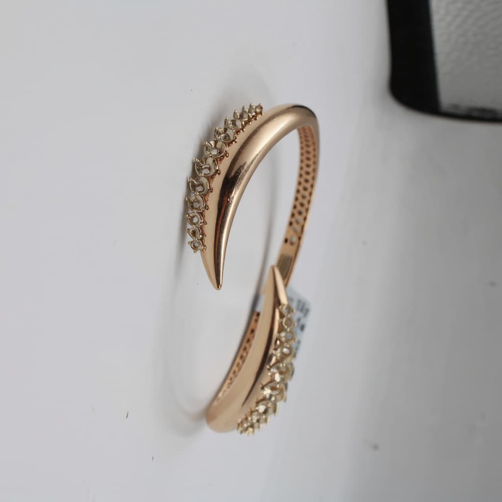 AI generated: same bangle new design able to casting gold 18k and suitable all of 18k gold colors