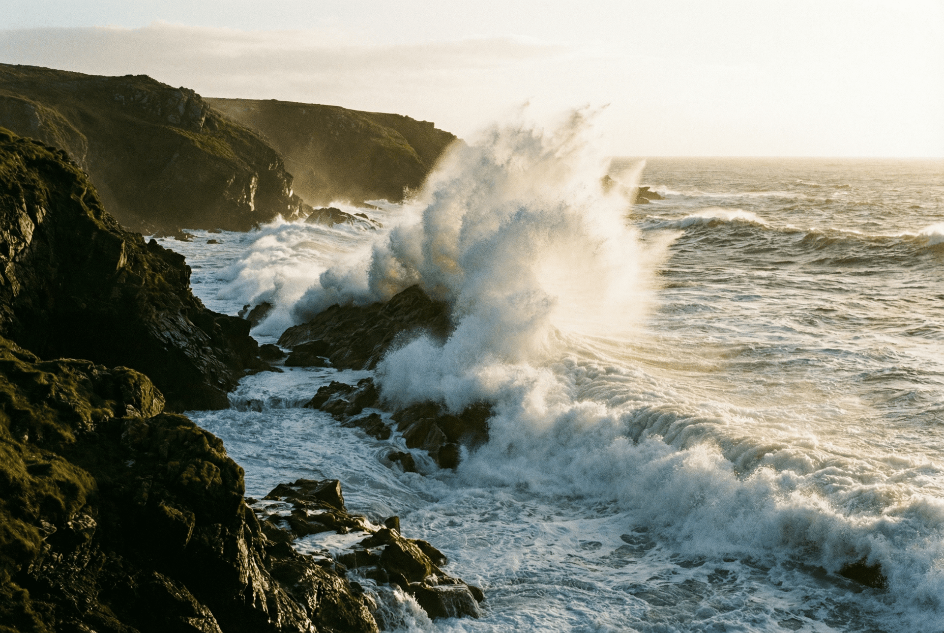 AI generated: ola rompiendo en las rocas de playa