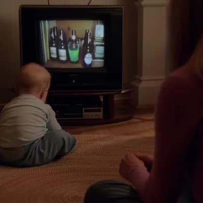AI generated video: bebe devant la television et demande une biere a sa mere