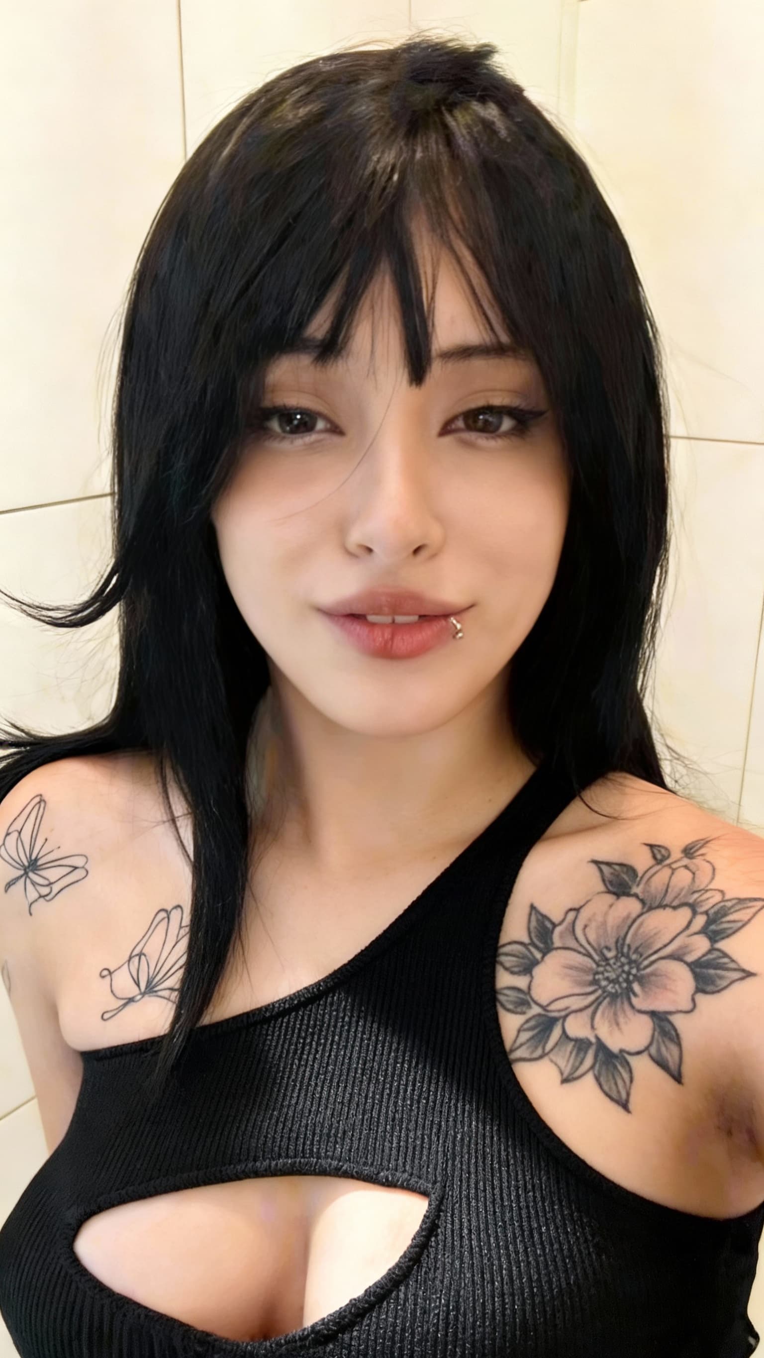 AI generated: ponle otro tatuaje  en el hombro ponle unas flores bonitas y ponle ojos claros y cambiale la boca y ...