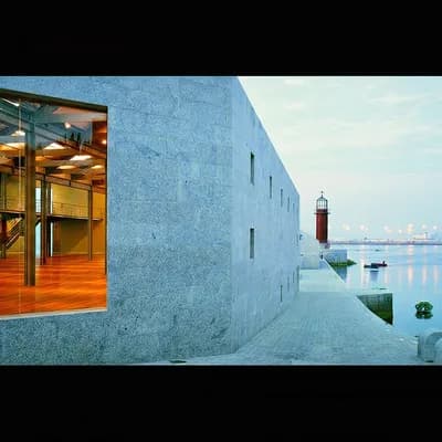 AI generated video: traveling entrando por el ventanal de la izquierda  dentro del edificio 