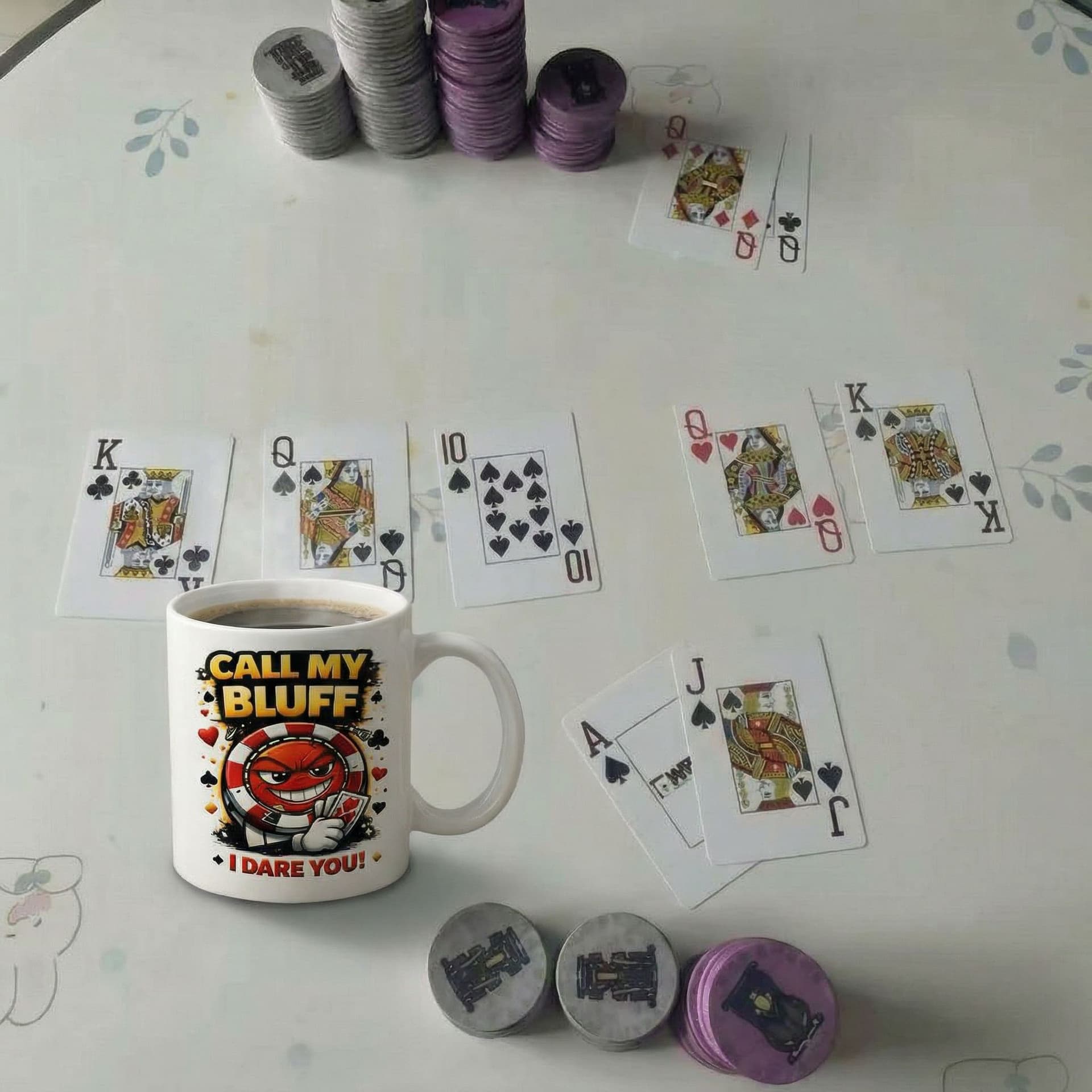 AI generated: 杯子以自然的角度放在桌子上，整体照片要真实