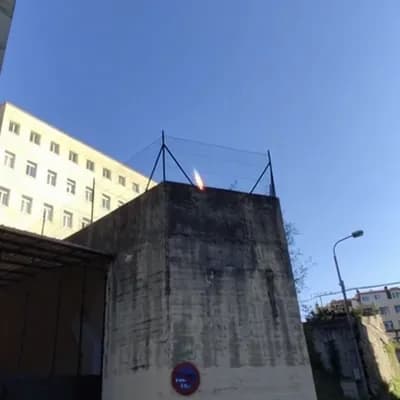 AI generated video: que salga una bomba nuclear que arrase con todo y al final deje la pantalla rota