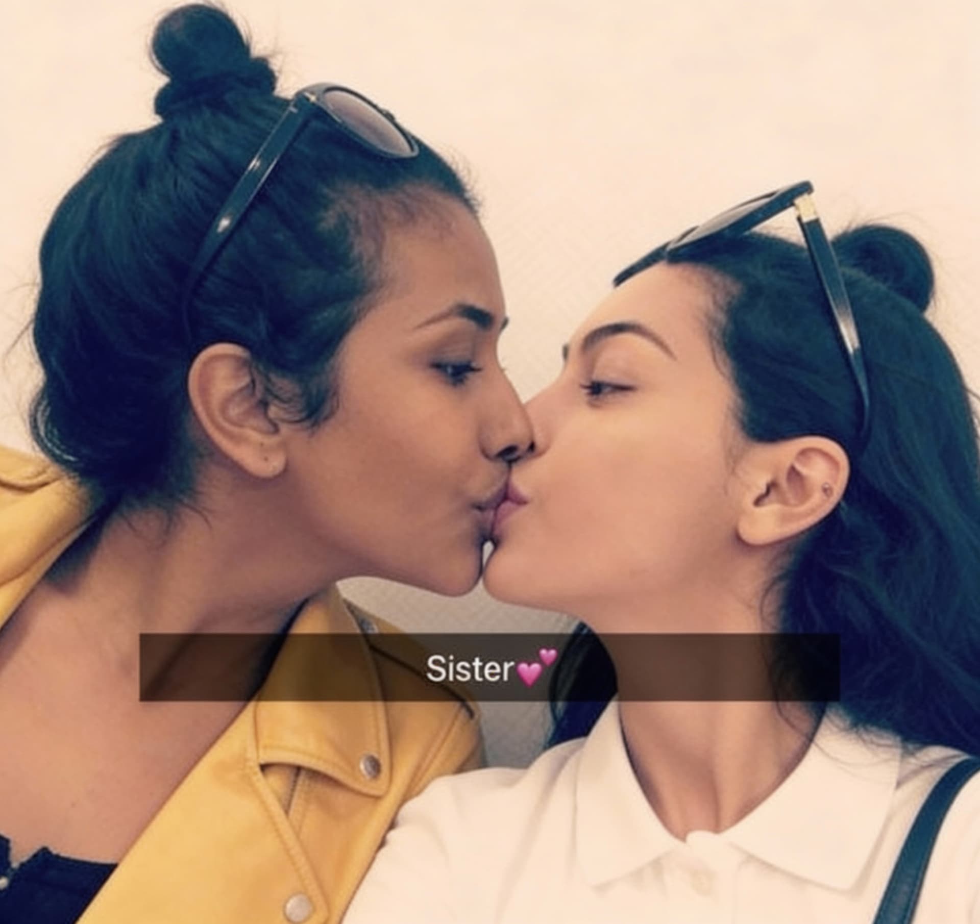AI generated: Passionate frenc kiss