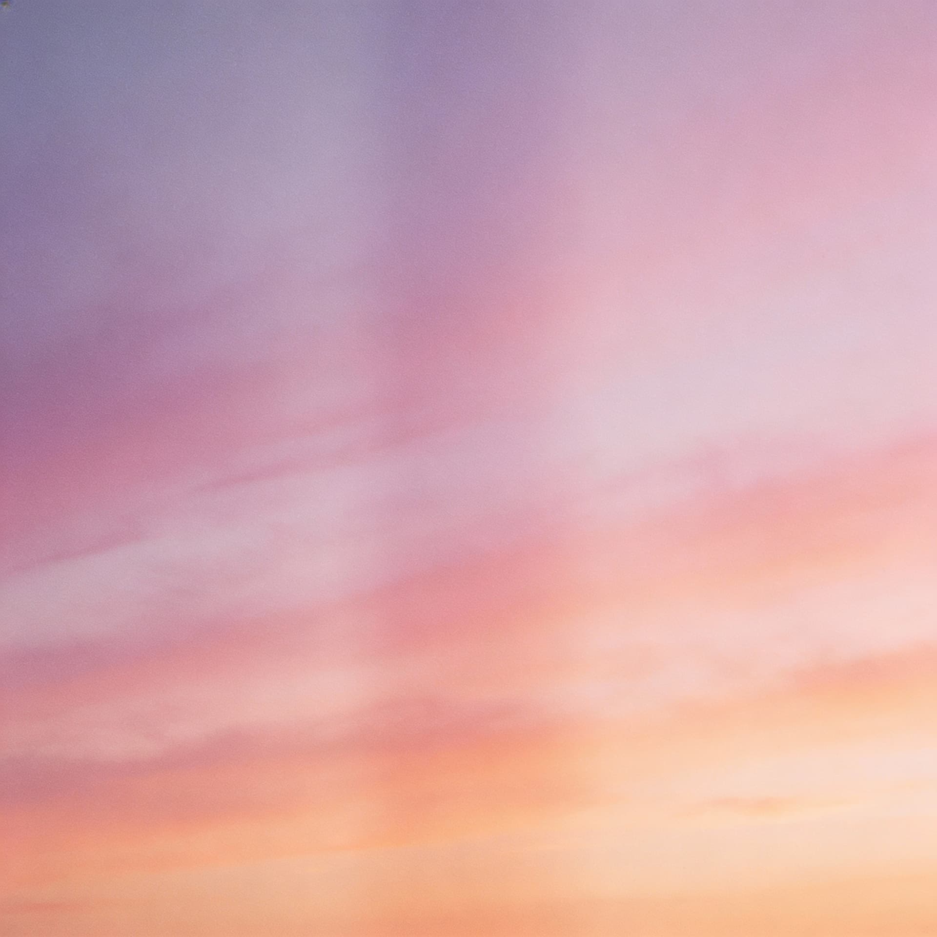 AI generated: „soft pastel sunset sky, blurred, vertical“)