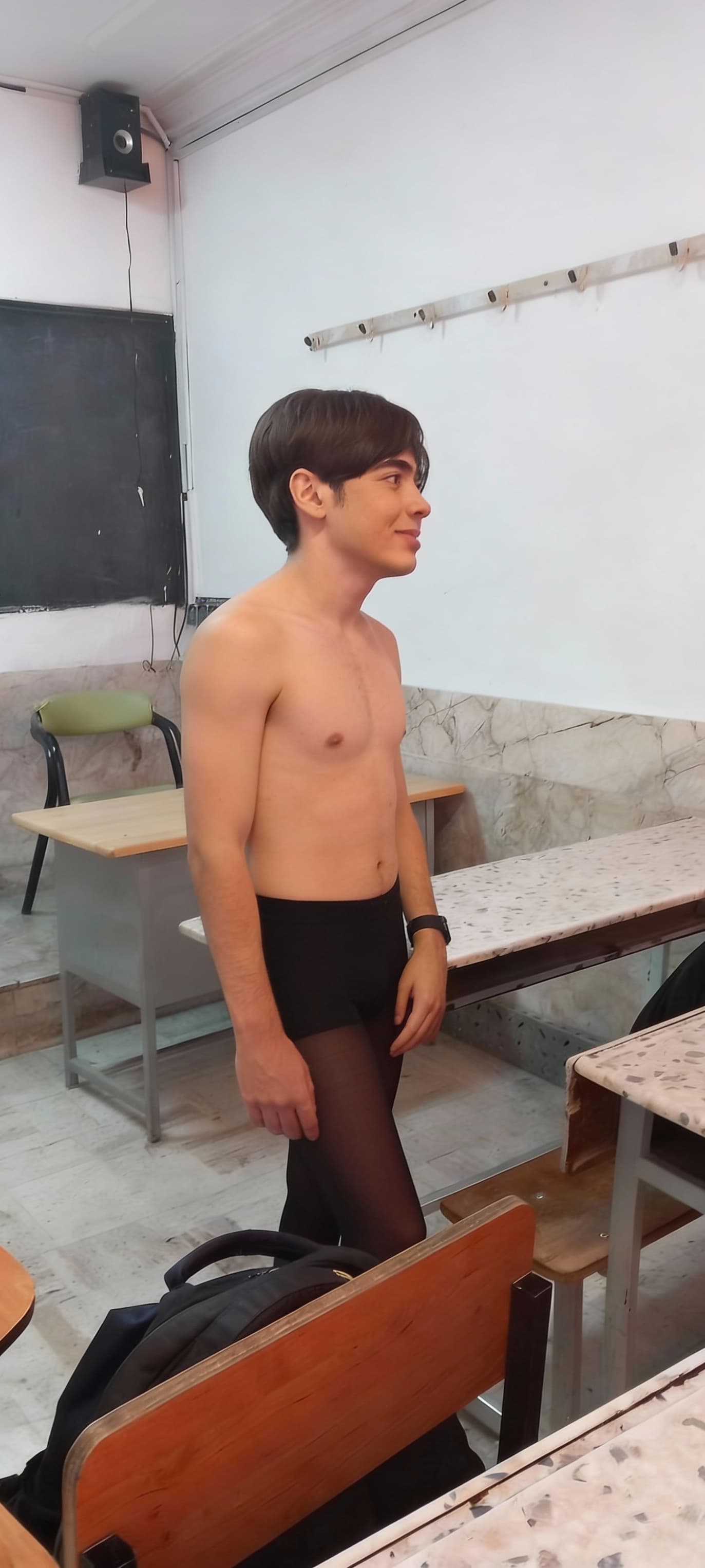 AI generated: لباس رو حذف کن 
Pantyhose مشکی باشه 