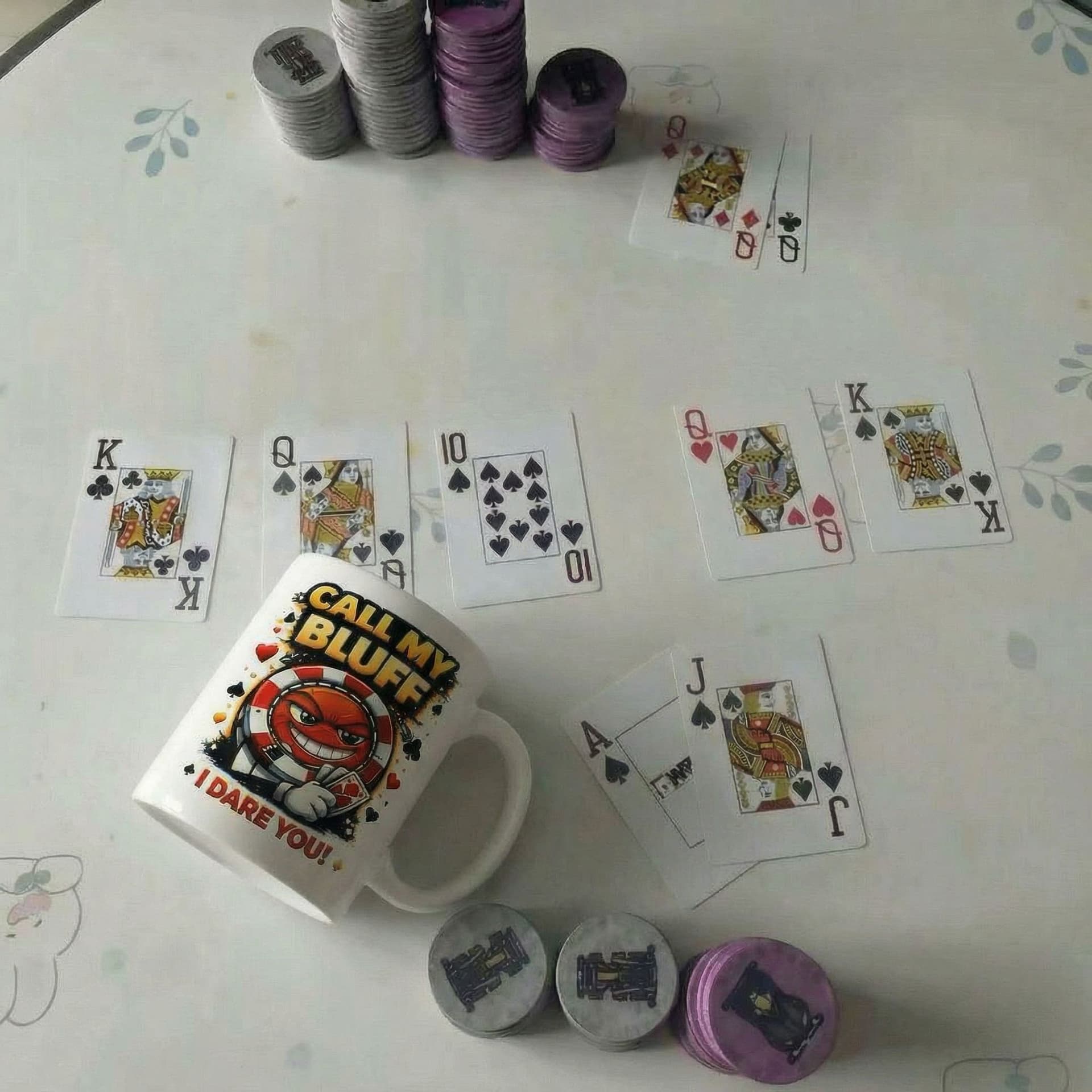 AI generated: 杯子的角度按照桌子的角度拜访，要求真实感