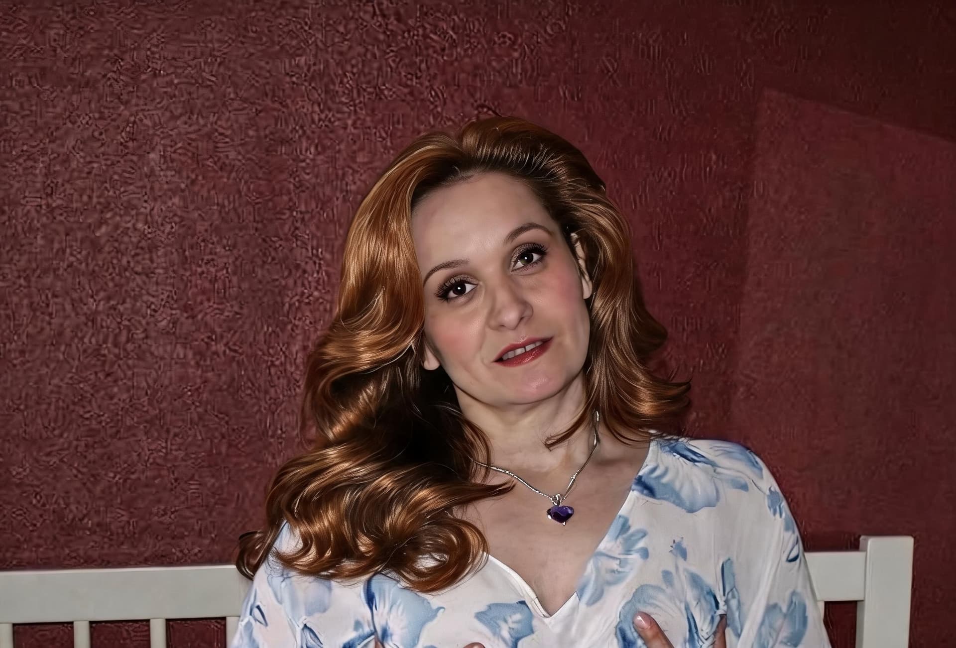 AI generated: mach meine haare etwas heller farbe brünett, und verbessere ein wenig meine schminke im gesicht