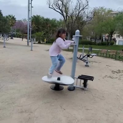 AI generated video: Que de muchas vueltas a gran velocidad 