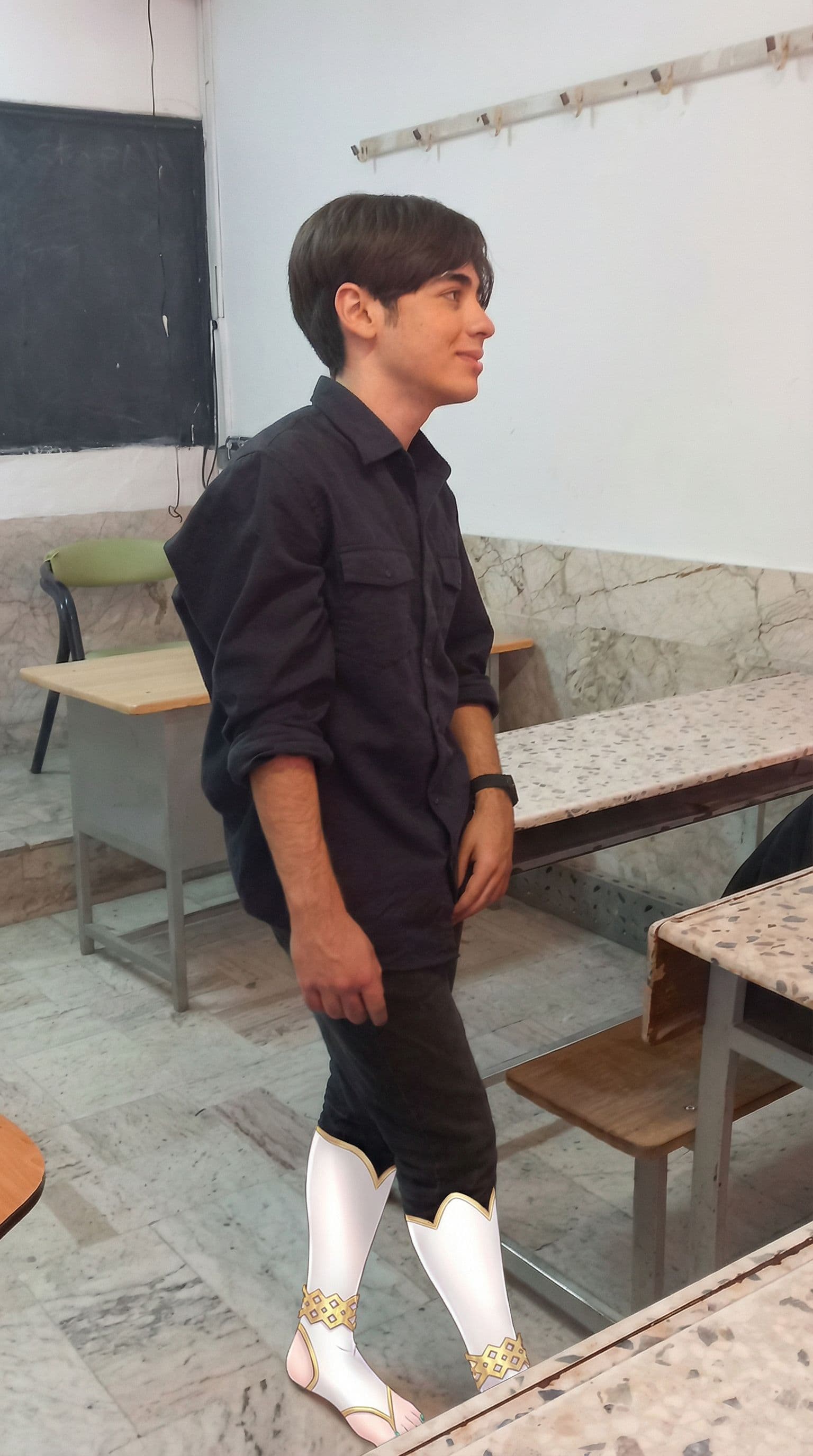 AI generated: جورابا رو پاش کن
میز رو حذف کن تا پاها مشخص باشه