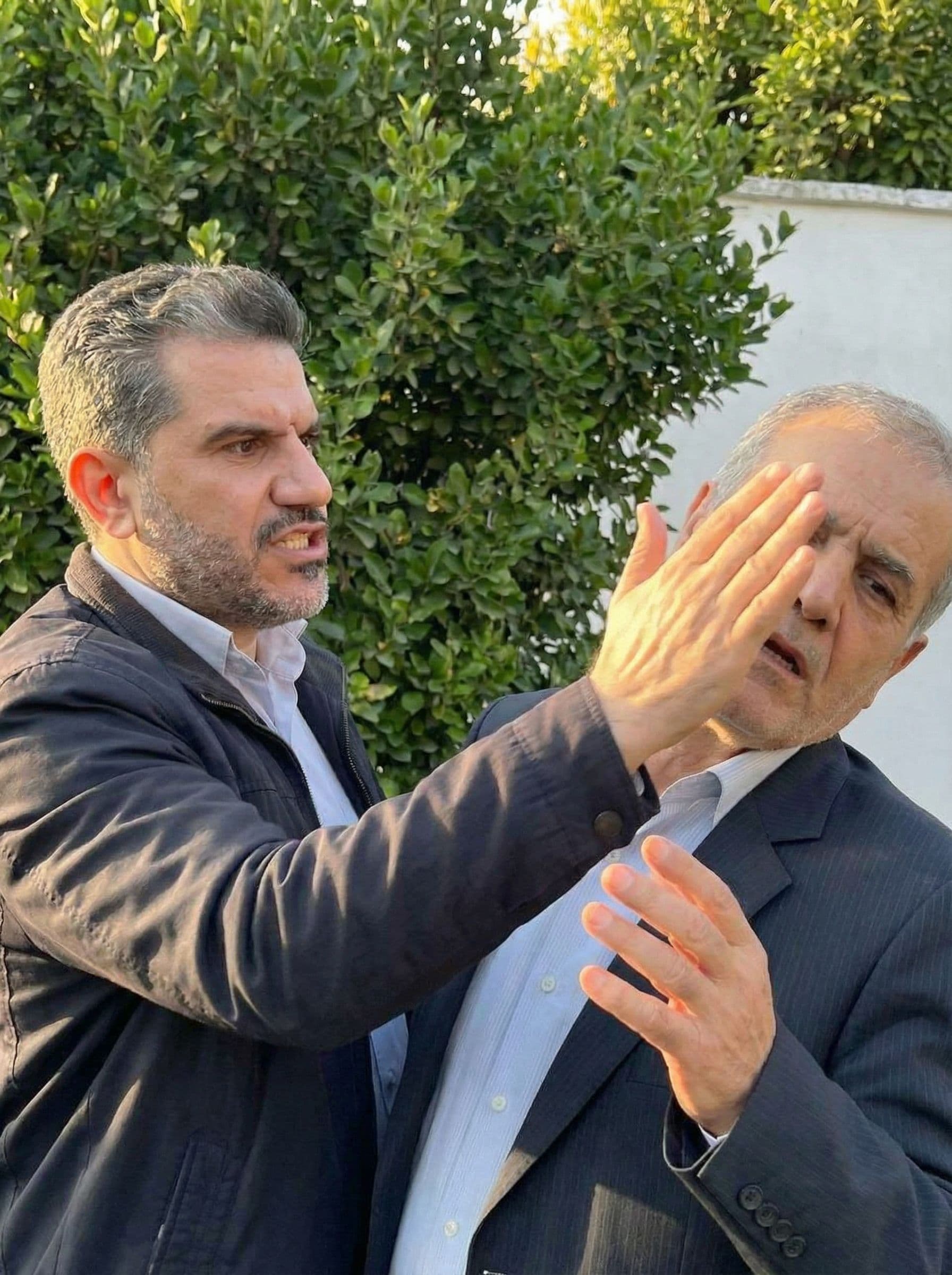 AI generated: محکم و با خشم بزند