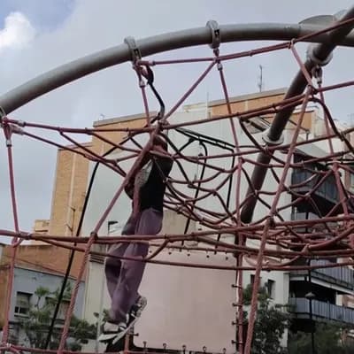 AI generated video: Que se convierta en araña, empiece a descender 