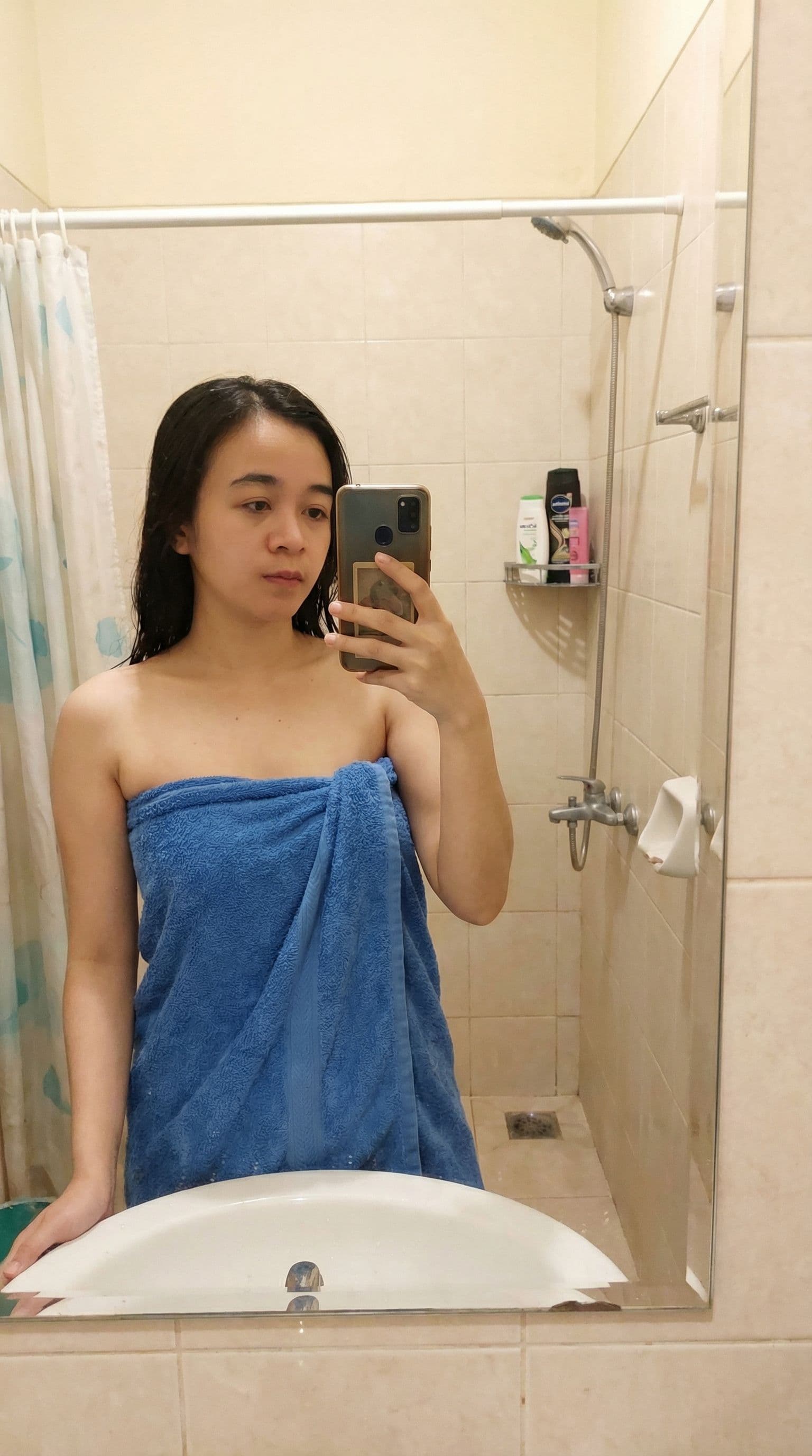 AI generated: Tanpa merubah wajah, latar belakang kamar mandi, berselfie di depan cermin dengan memakai handuk bir...