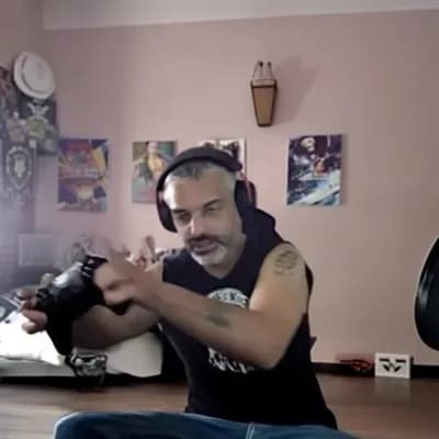 AI generated video: que este acuchillando videojuegos y tirándolos para atrás
