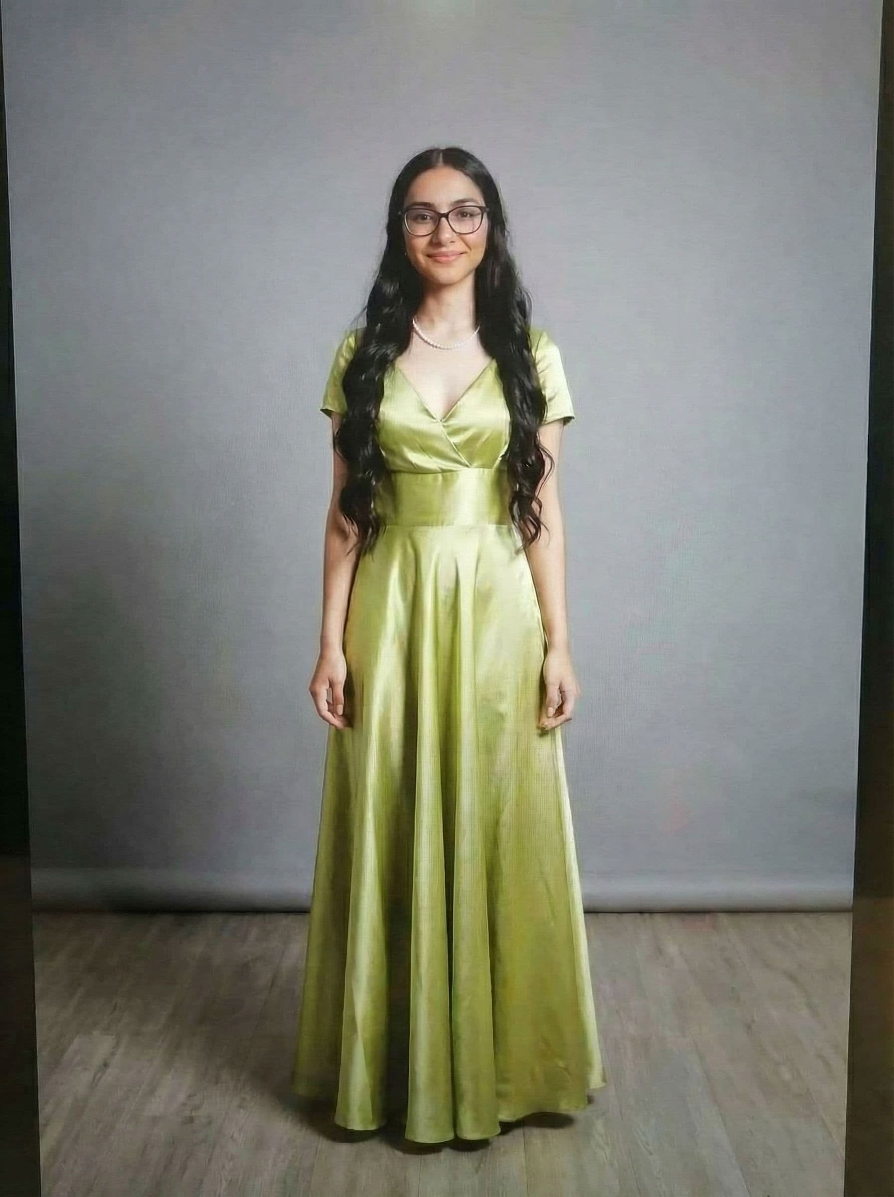 AI generated: Can u fix her face of the model with the close face picture on the first picure?