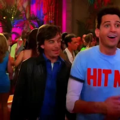 AI generated video: estan en una fiesta como la de proyecto x la pelicula y estan en euforia y el tipo de la derecha mue...