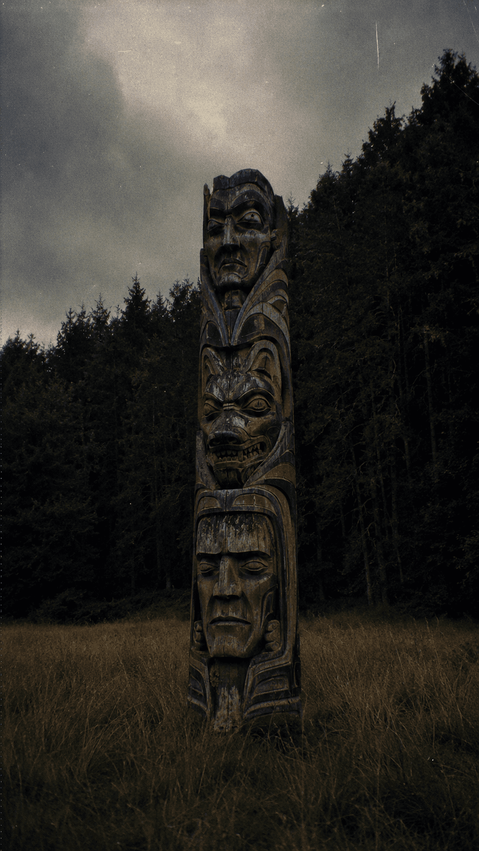 AI generated: Photographie verticale au format 9:16 montrant un grand poteau sculpté en cèdre rouge, dressé à la l...