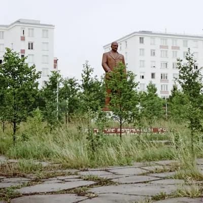 AI generated video: la camara avanza hacia la estatua