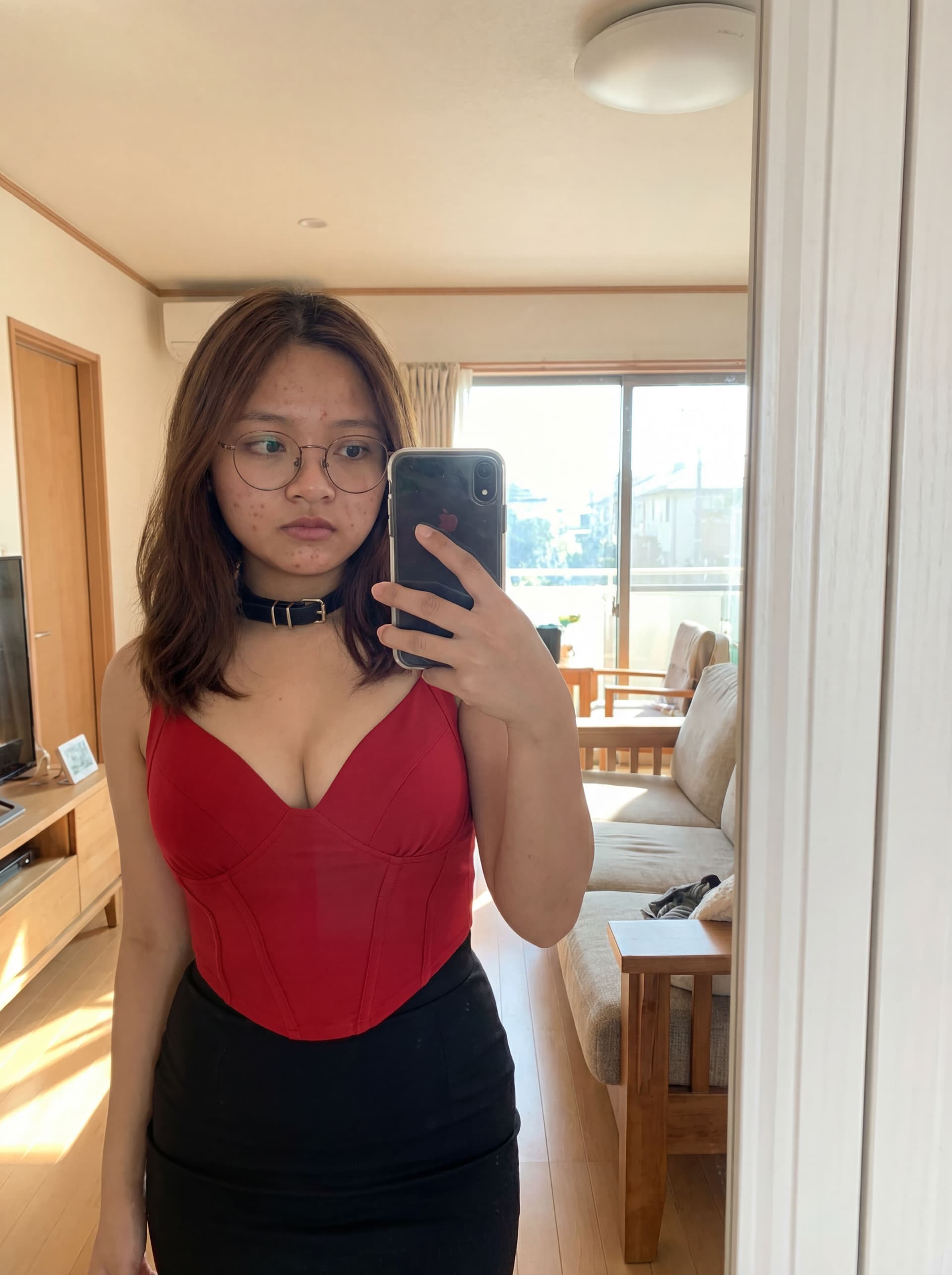 AI generated: Une photo, d'une femme de 18 ans avec des formes ,, a picture, , , dans son salon , la photo est pri...