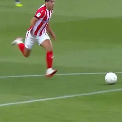 AI generated video: el jugador va directo a la portería y mete un gol ..